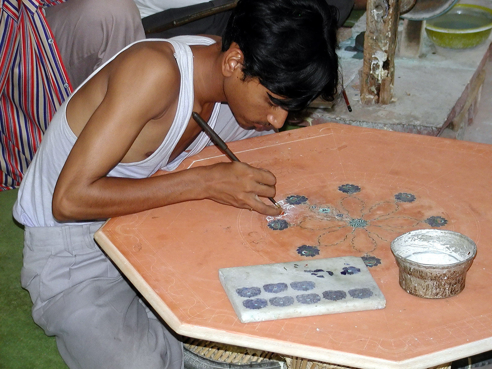 10-Jun-2001 15:50 - Agra  - Preparing marble for inlay work