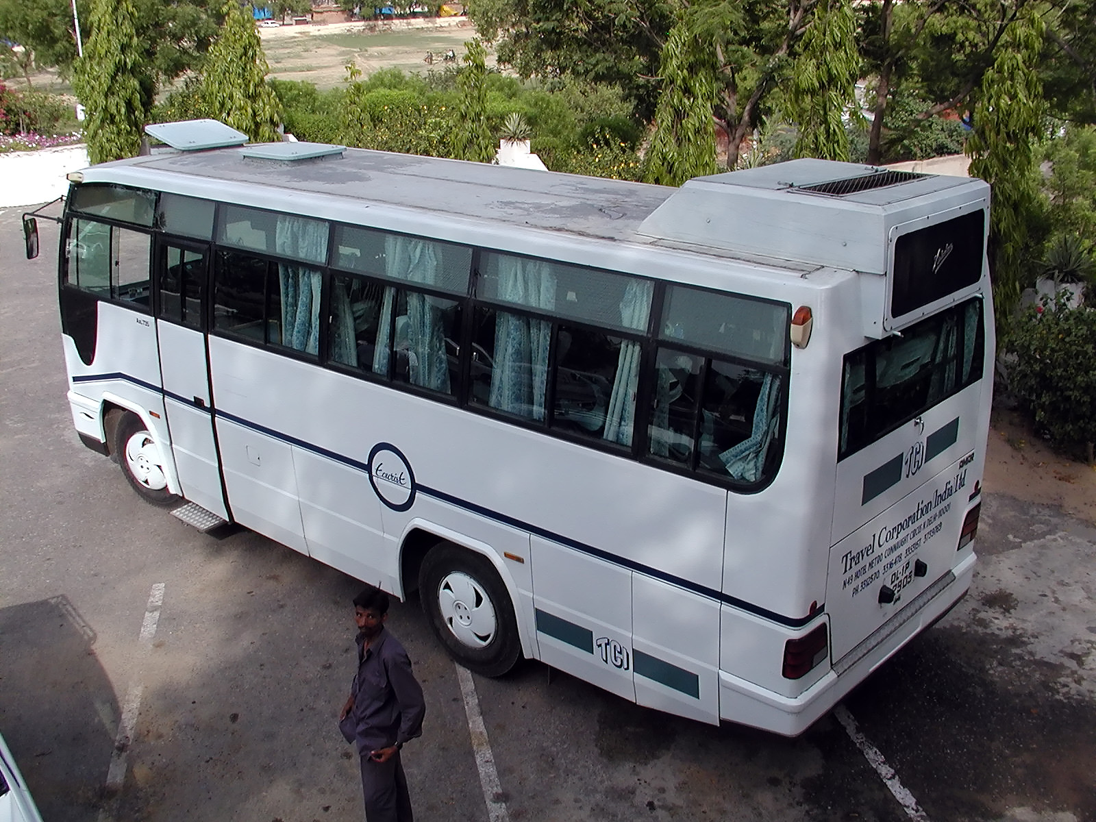 10-Jun-2001 16:25 - Agra  - The tour bus