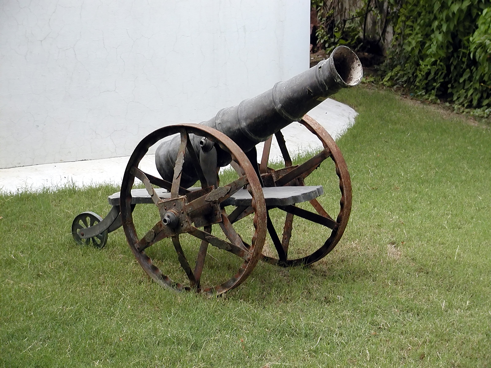 10-Jun-2001 16:26 - Agra  - Canon in the grounds of the handicraft centre