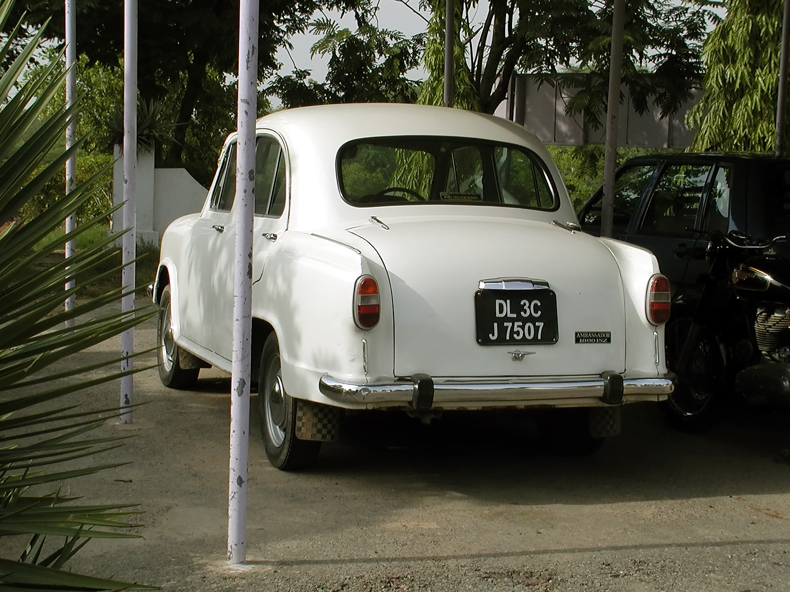 10-Jun-2001 16:33 - Agra  - Staple car in India for 40 years - local version of the Morris Oxford