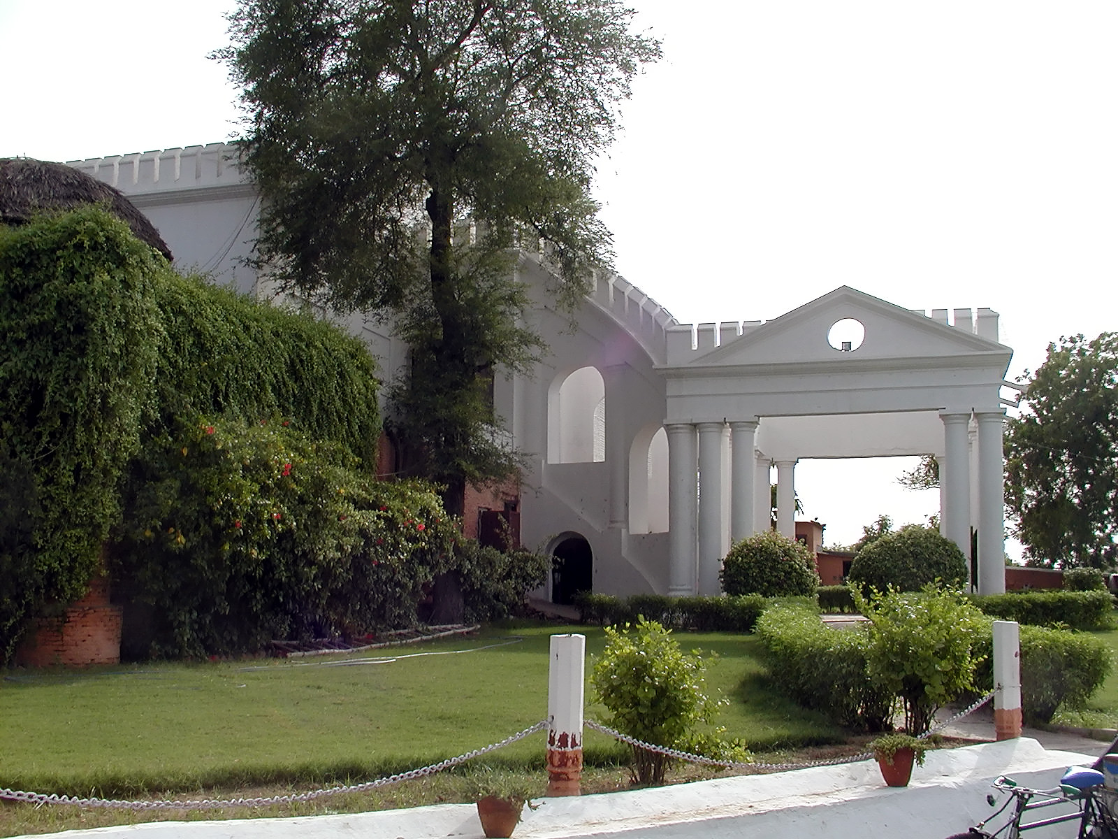 10-Jun-2001 16:34 - Agra  - Outside of the craft centre