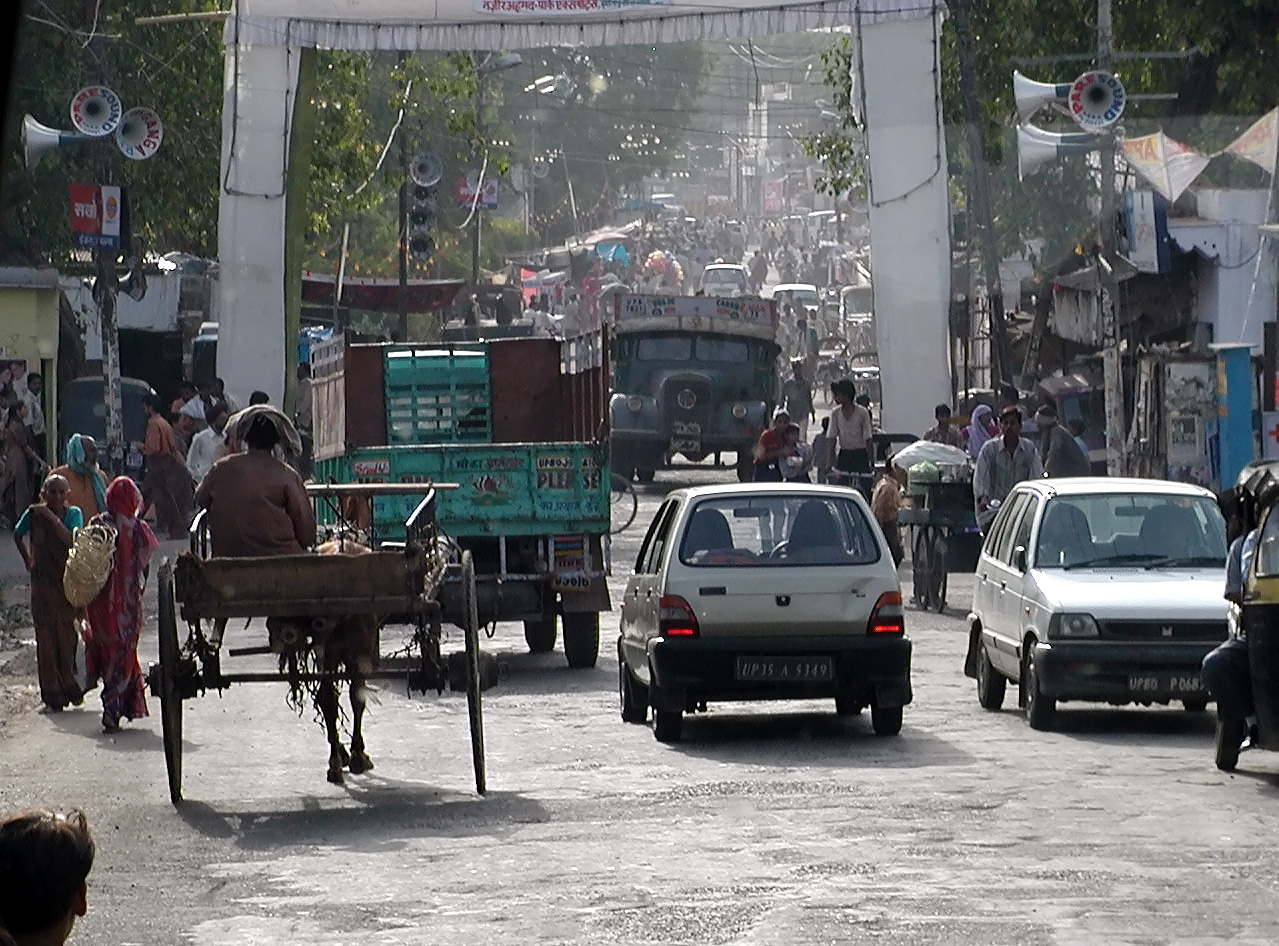 10-Jun-2001 17:03 - Agra  - Typical street scene