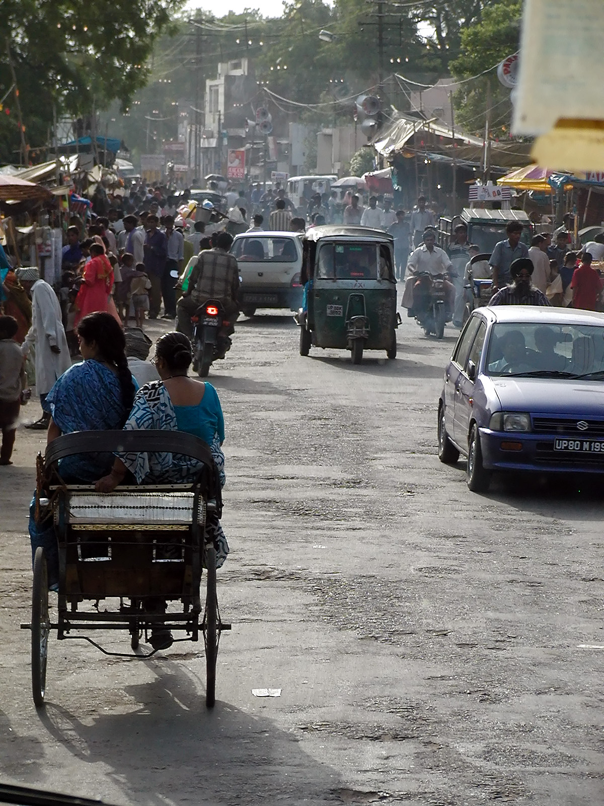 10-Jun-2001 17:04 - Agra  - Typical street scene