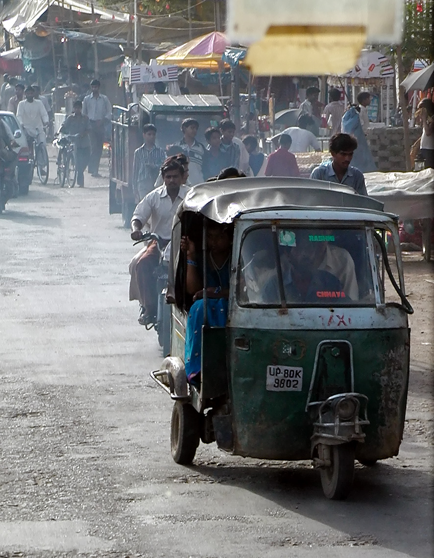 10-Jun-2001 17:04 - Agra  - Typical street scene