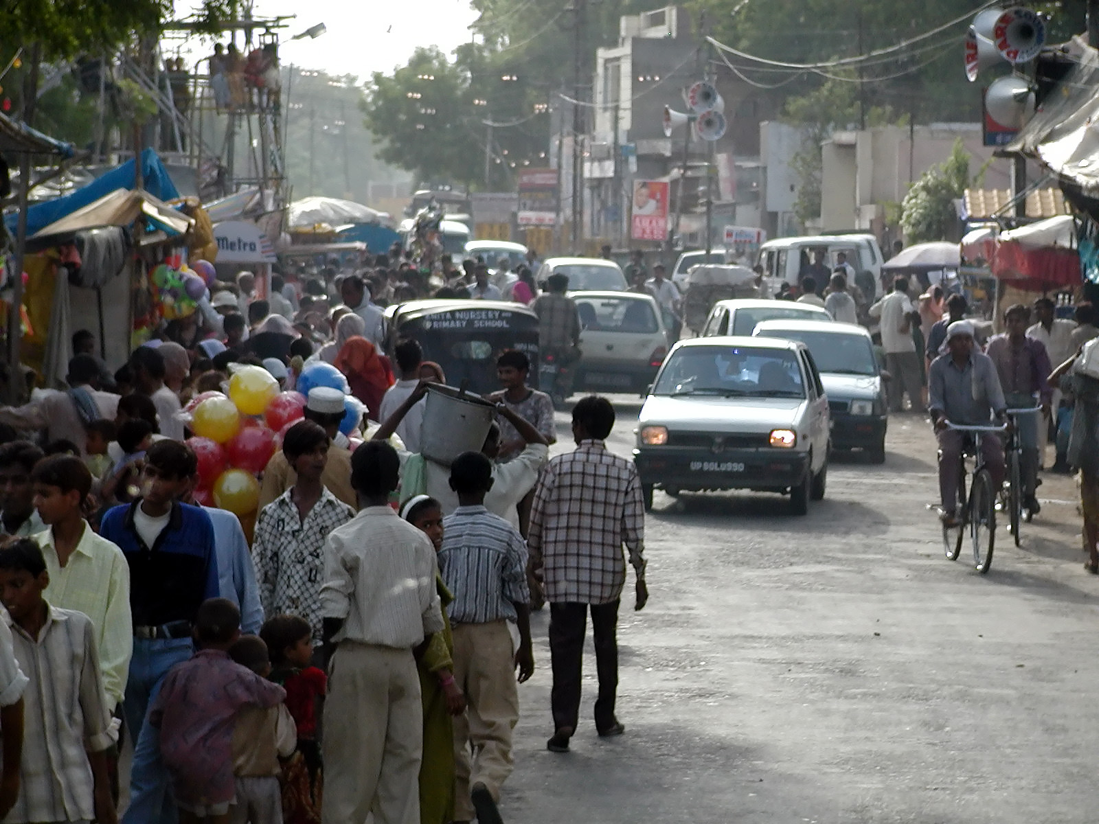 10-Jun-2001 17:04 - Agra  - Typical street scene