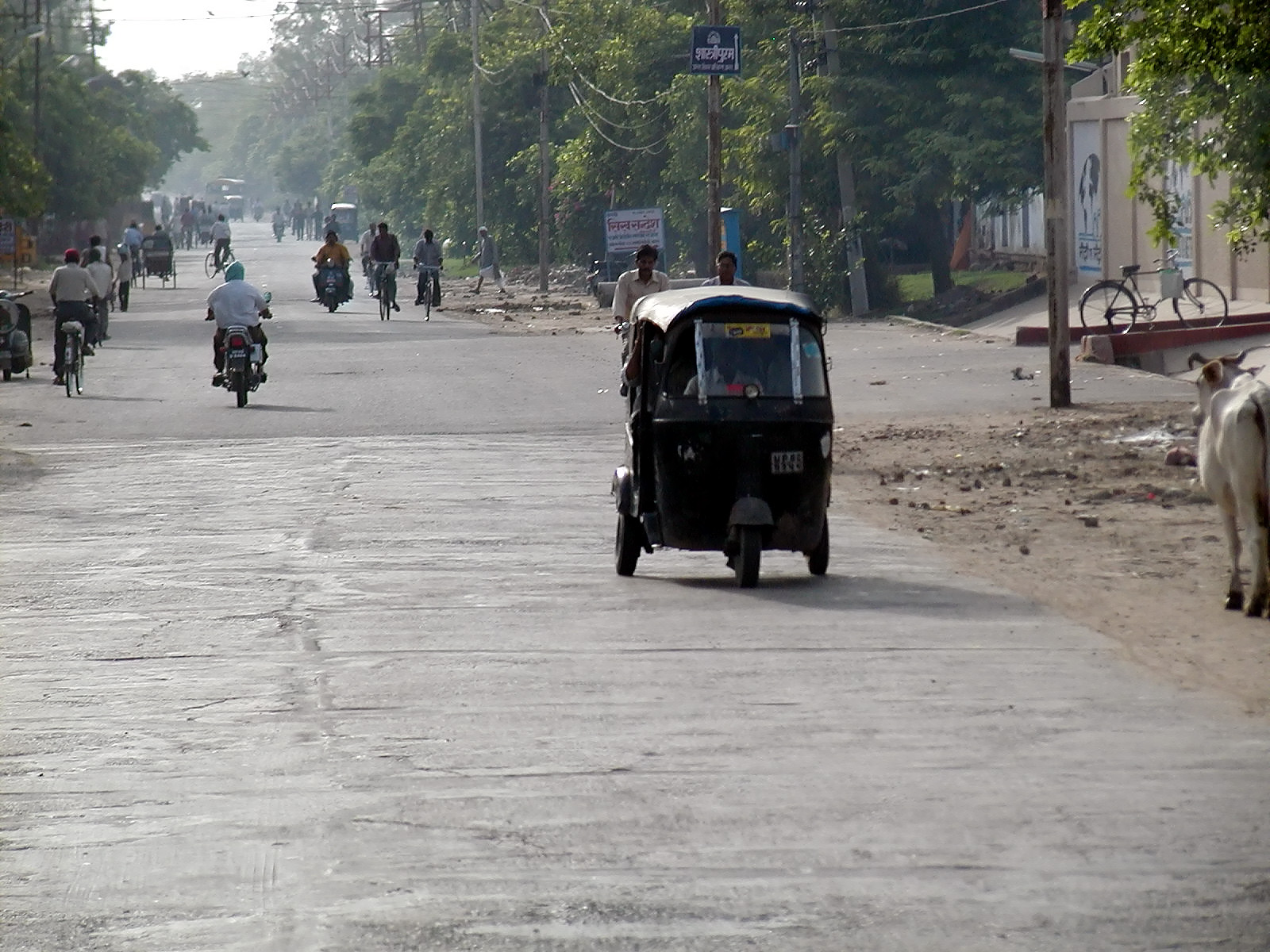 10-Jun-2001 17:08 - Agra  - Typical street scene