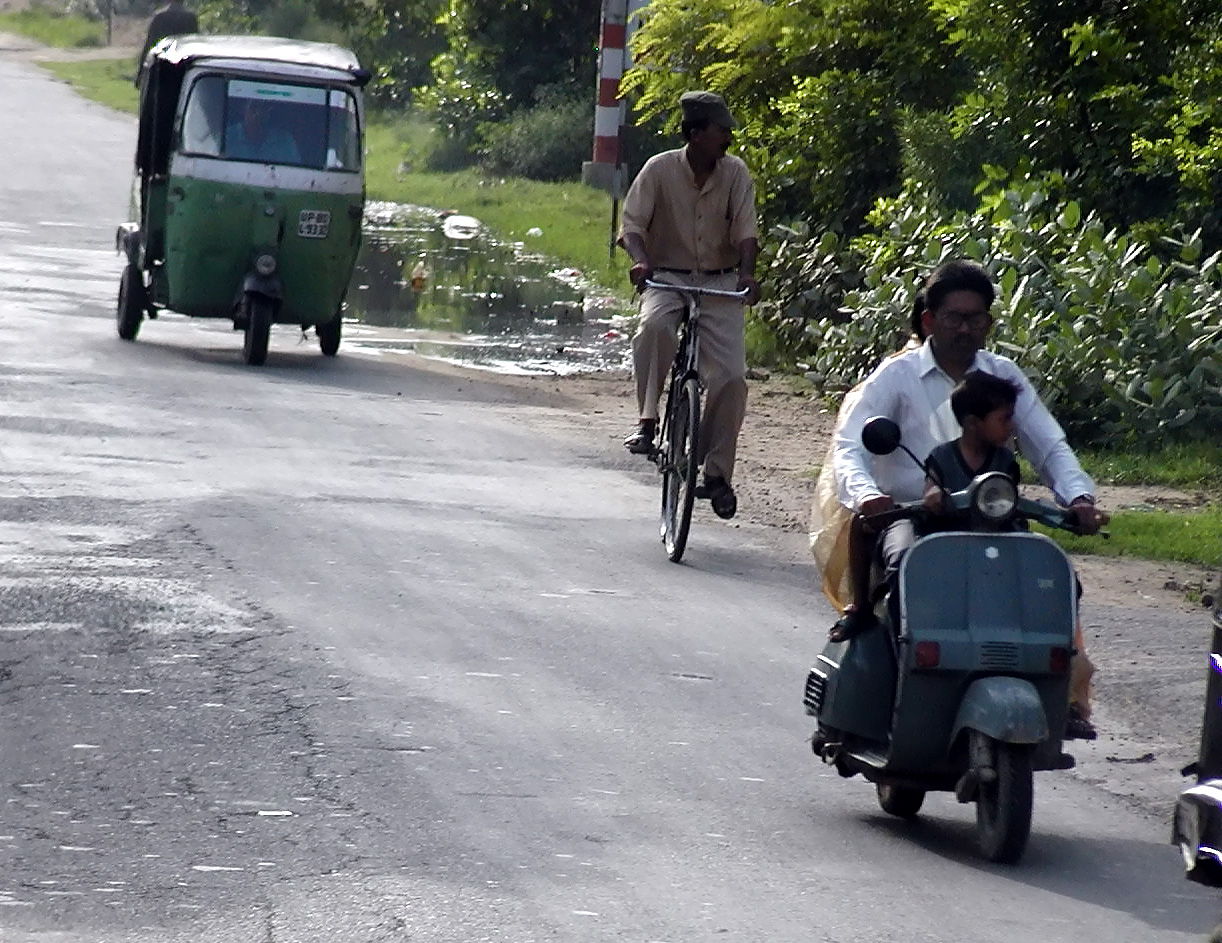 10-Jun-2001 17:09 - Agra  - Typical street scene