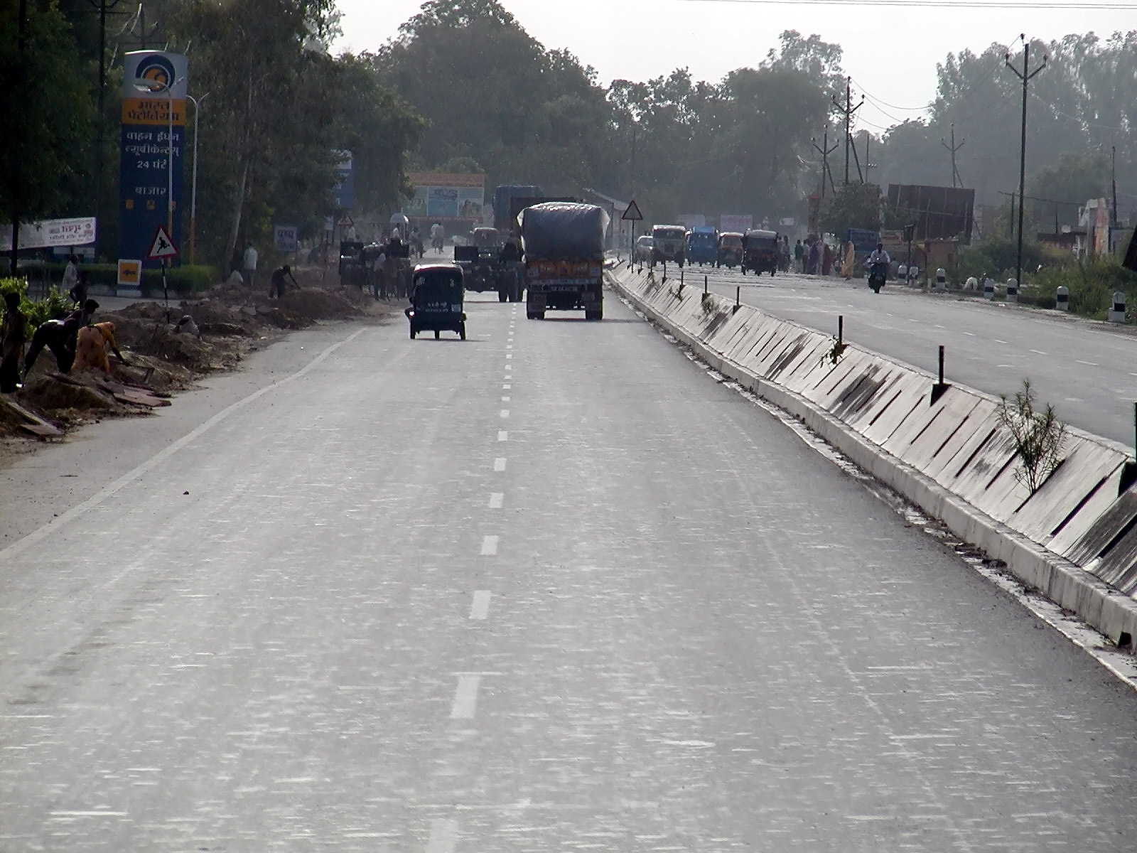 10-Jun-2001 17:22 - Agra  - Typical street scene
