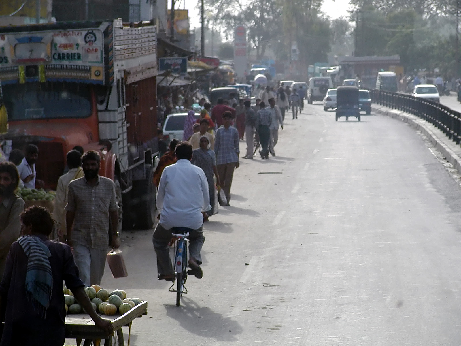 10-Jun-2001 17:24 - Agra  - Typical street scene
