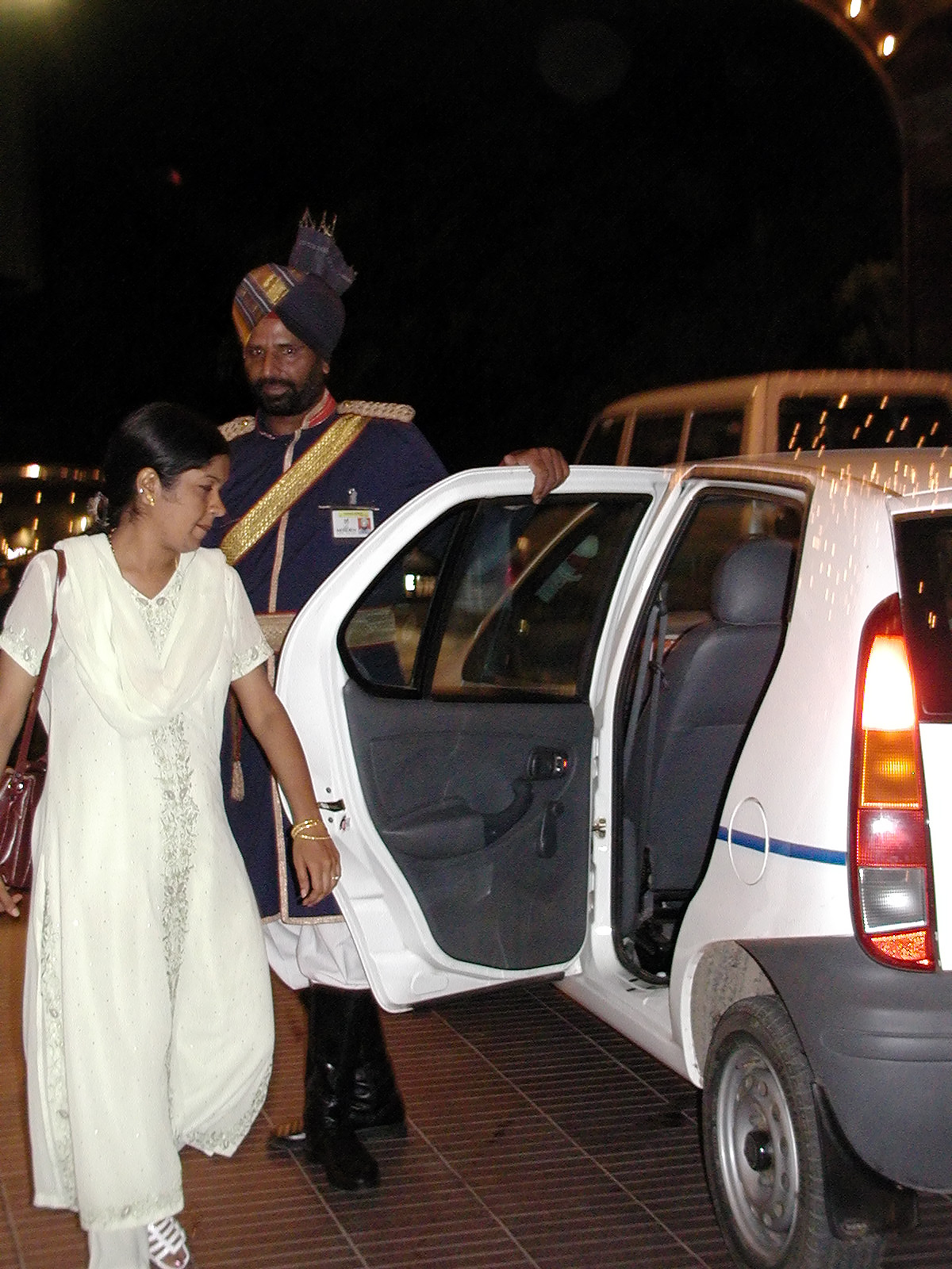 11-Jun-2001 - Delhi - Le Meridien Hotel - The Atrium