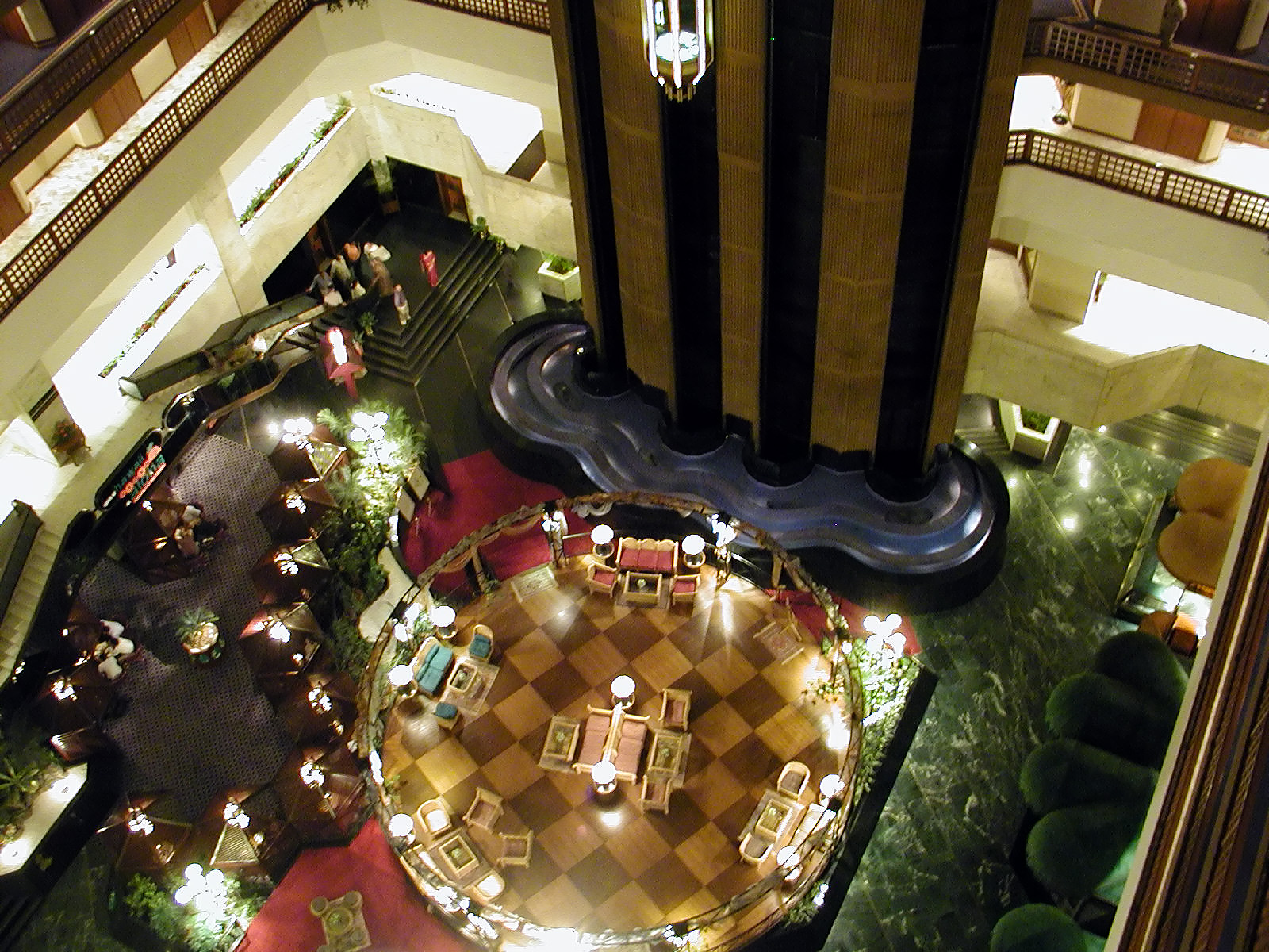 11-Jun-2001 21:41 - Delhi - Le Meridien Hotel - The Atrium