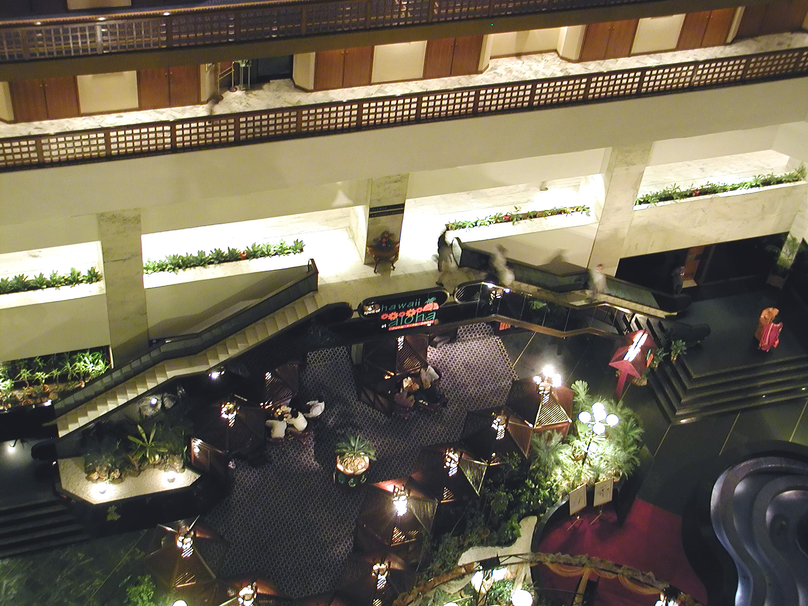 11-Jun-2001 21:44 - Delhi - Le Meridien Hotel - The Atrium