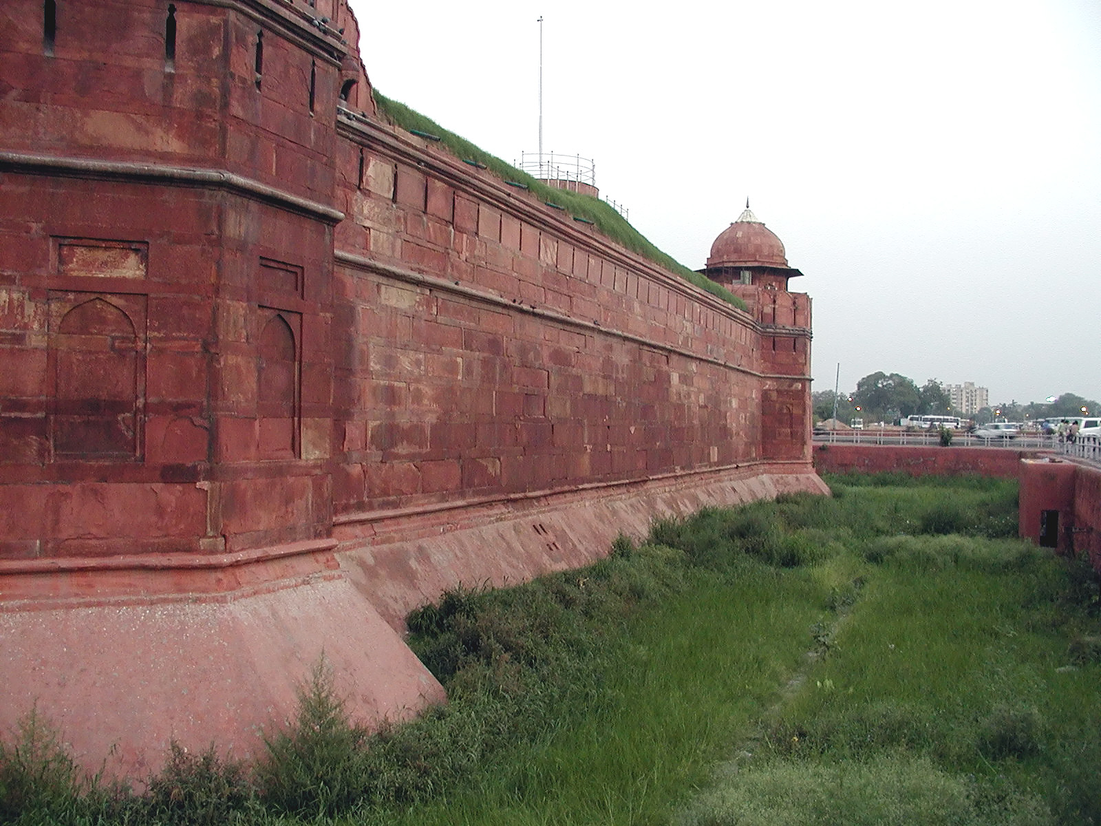12-Jun-2001 19:28 - Old Delhi - The Red Fort - Wall and Moat