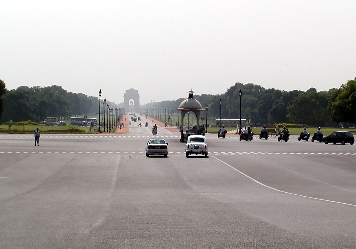13-Jun-2001 09:15 - New Delhi - Raj Path with India Gate in the distance
