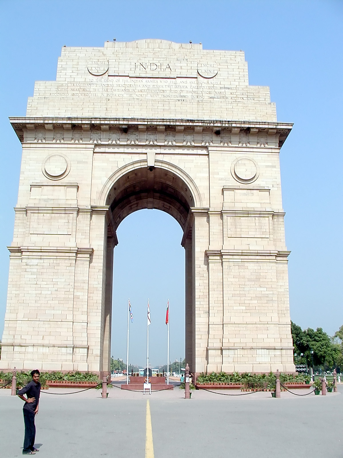 13-Jun-2001 09:25 - New Delhi - India Gate