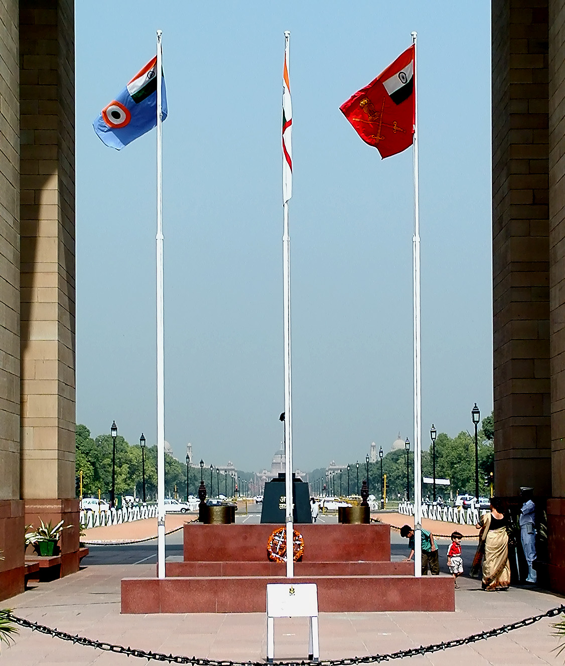 13-Jun-2001 09:25 - New Delhi - India Gate Flags