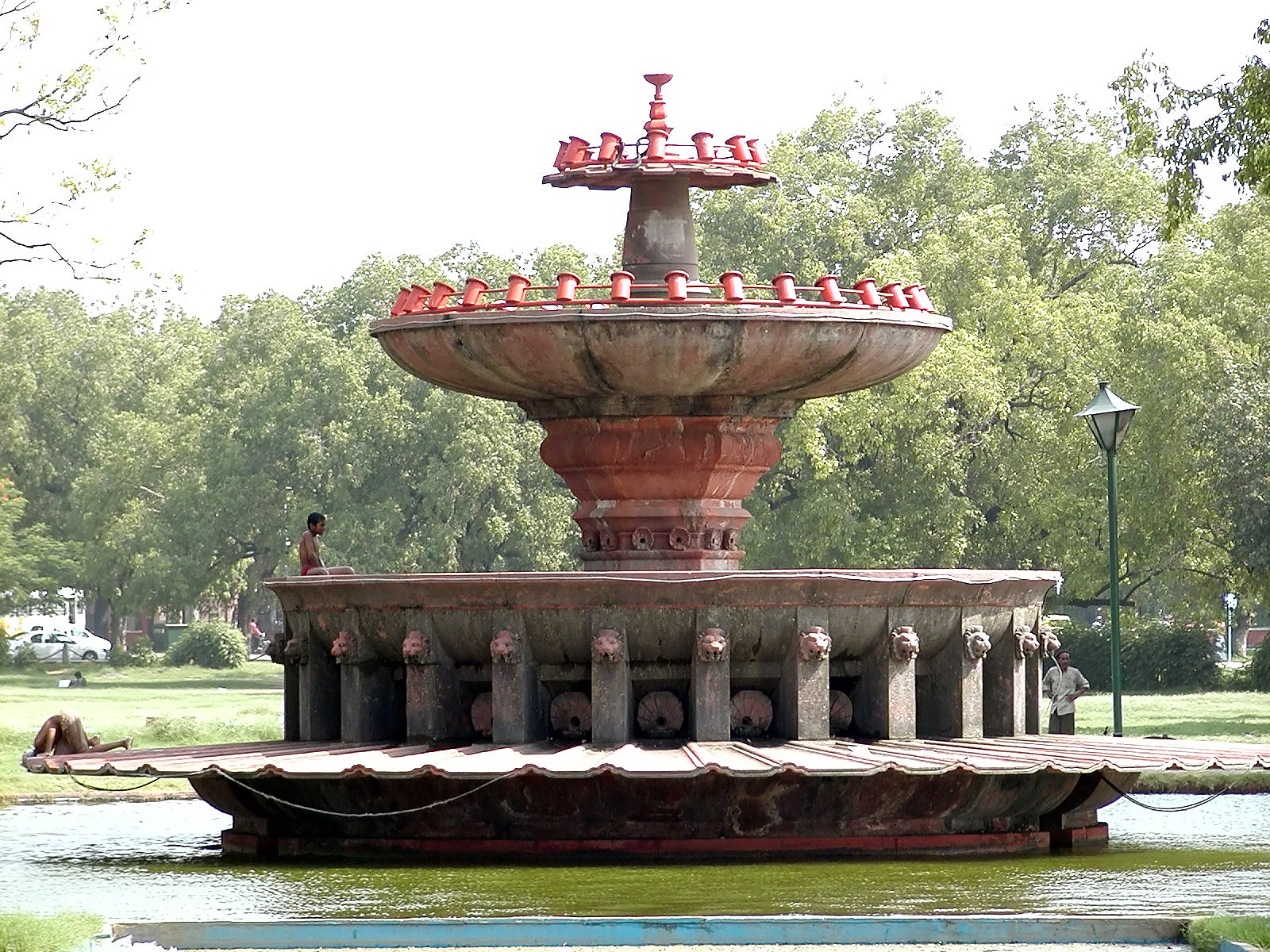13-Jun-2001 09:25 - New Delhi - Fountain near India gate