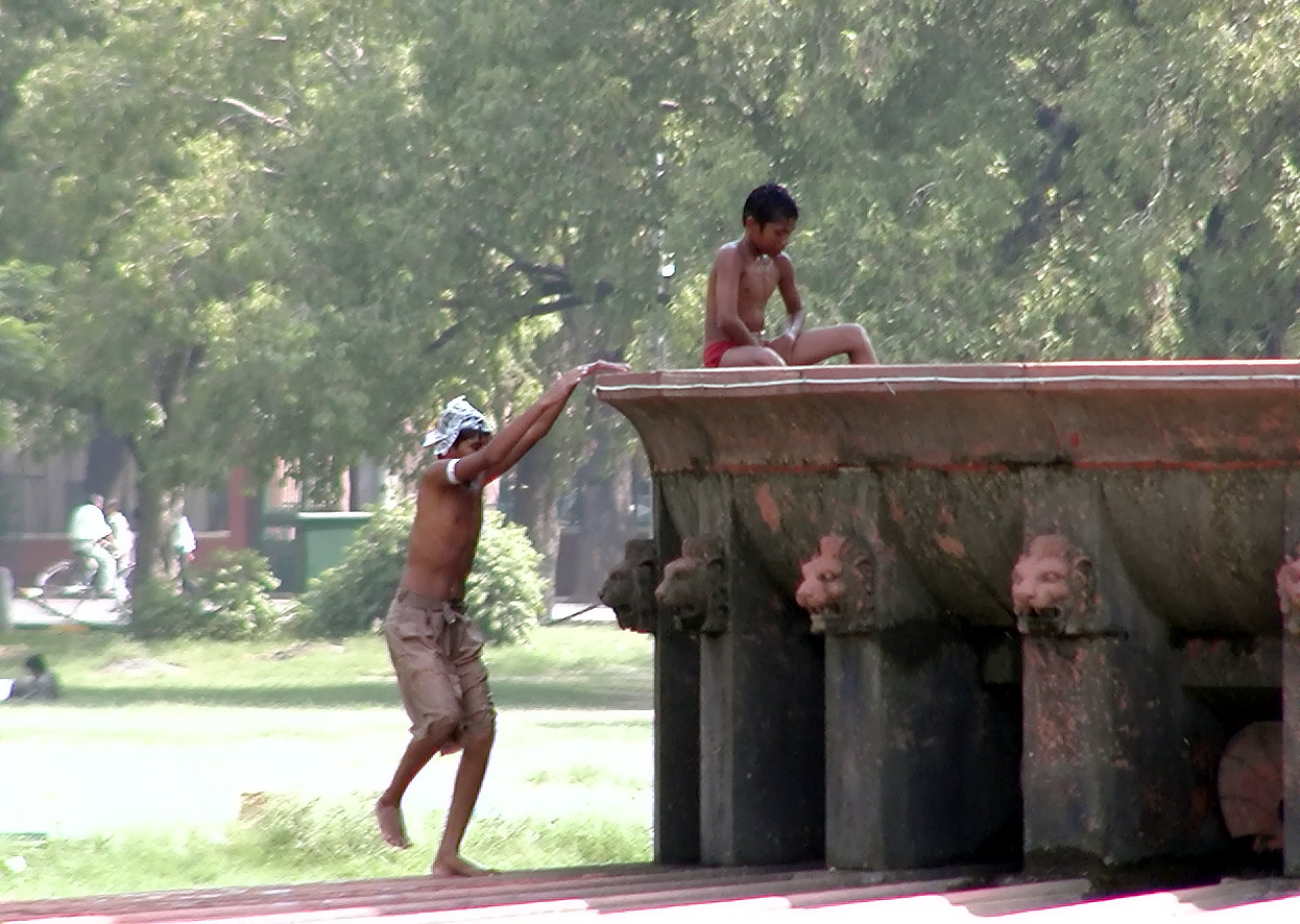 13-Jun-2001 09:26 - New Delhi - Fountain near India gate
