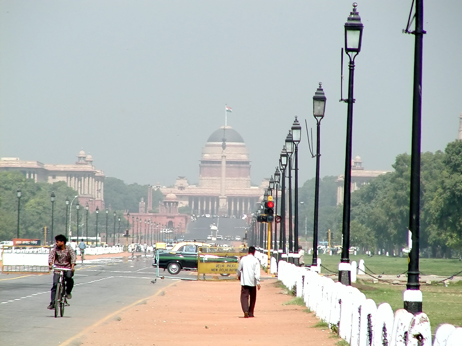 13-Jun-2001 09:28 - New Delhi - Raj Path and Government House 