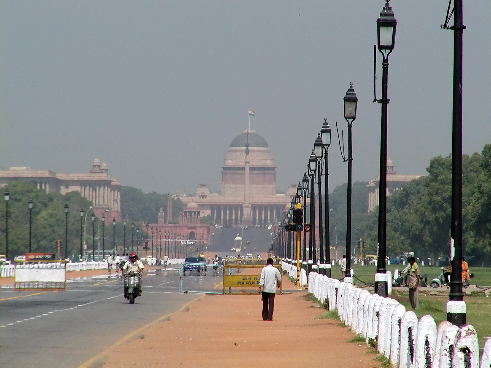 13-Jun-2001 09:29 - New Delhi - Raj Path and Government House 