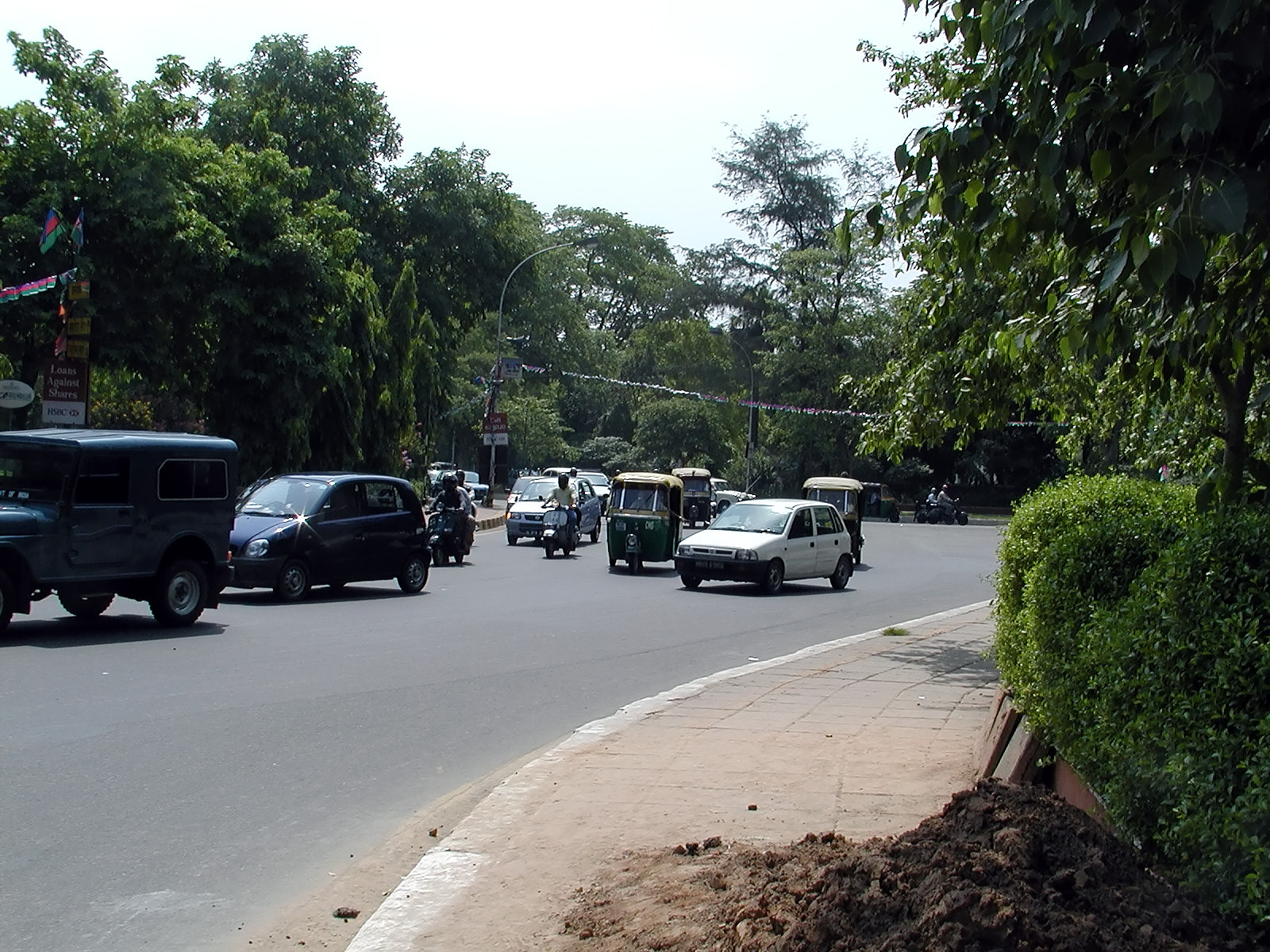13-Jun-2001 10:12 - New Delhi - Traffic near the Le Meridien Hotel