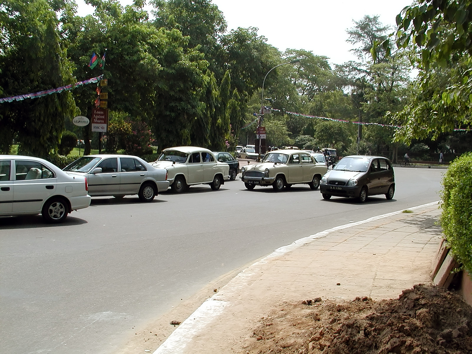 13-Jun-2001 10:12 - New Delhi - Traffic near the Le Meridien Hotel