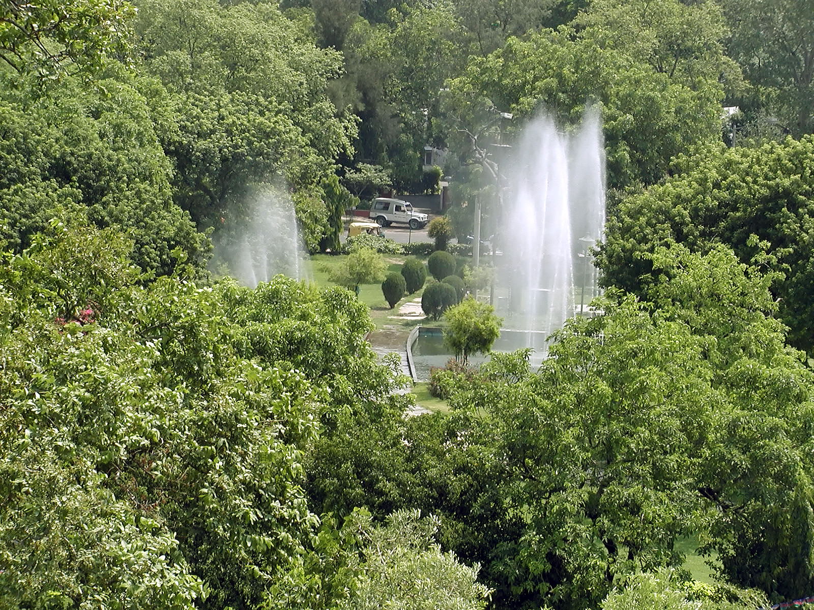 13-Jun-2001 10:20 - New Delhi - Fountains in the middle of the roadabout in front of the hotel