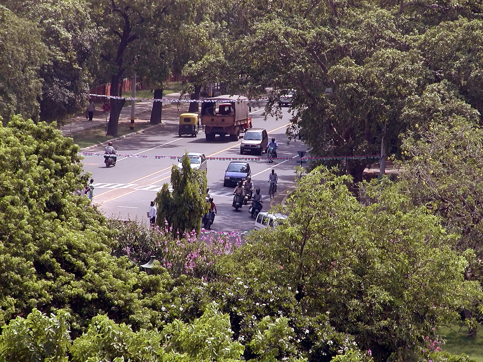 13-Jun-2001 10:20 - New Delhi - Traffic approaching the roadabout in front of the hotel
