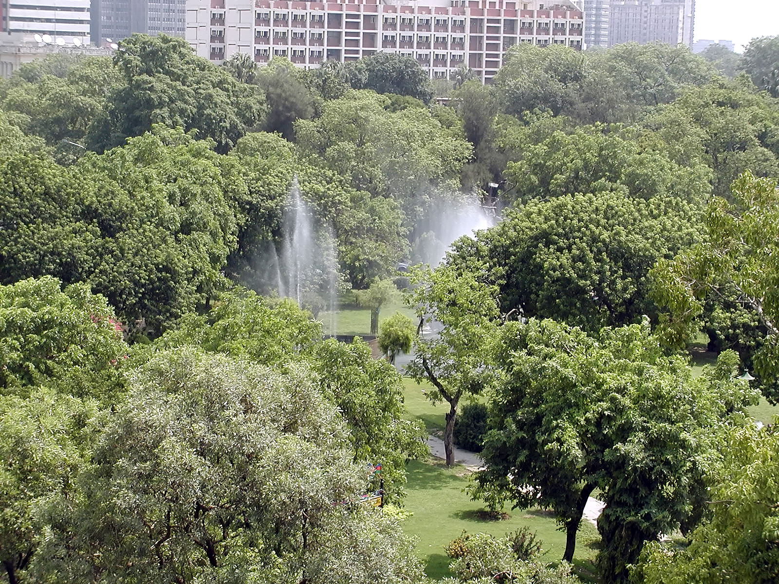 13-Jun-2001 10:21 - New Delhi - Fountains in the middle of the roadabout in front of the hotel