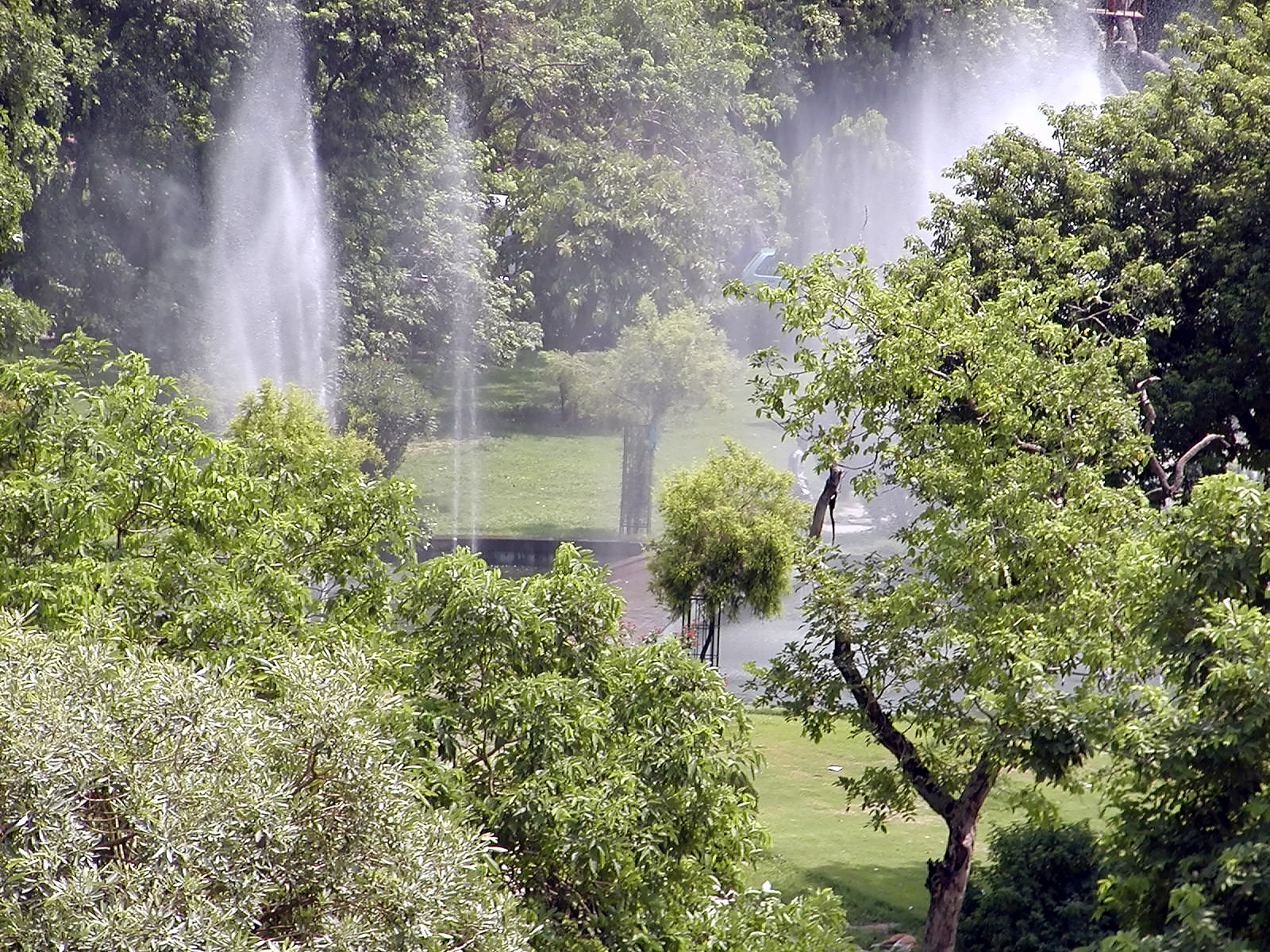 13-Jun-2001 10:22 - New Delhi - Fountains in the middle of the roadabout in front of the hotel