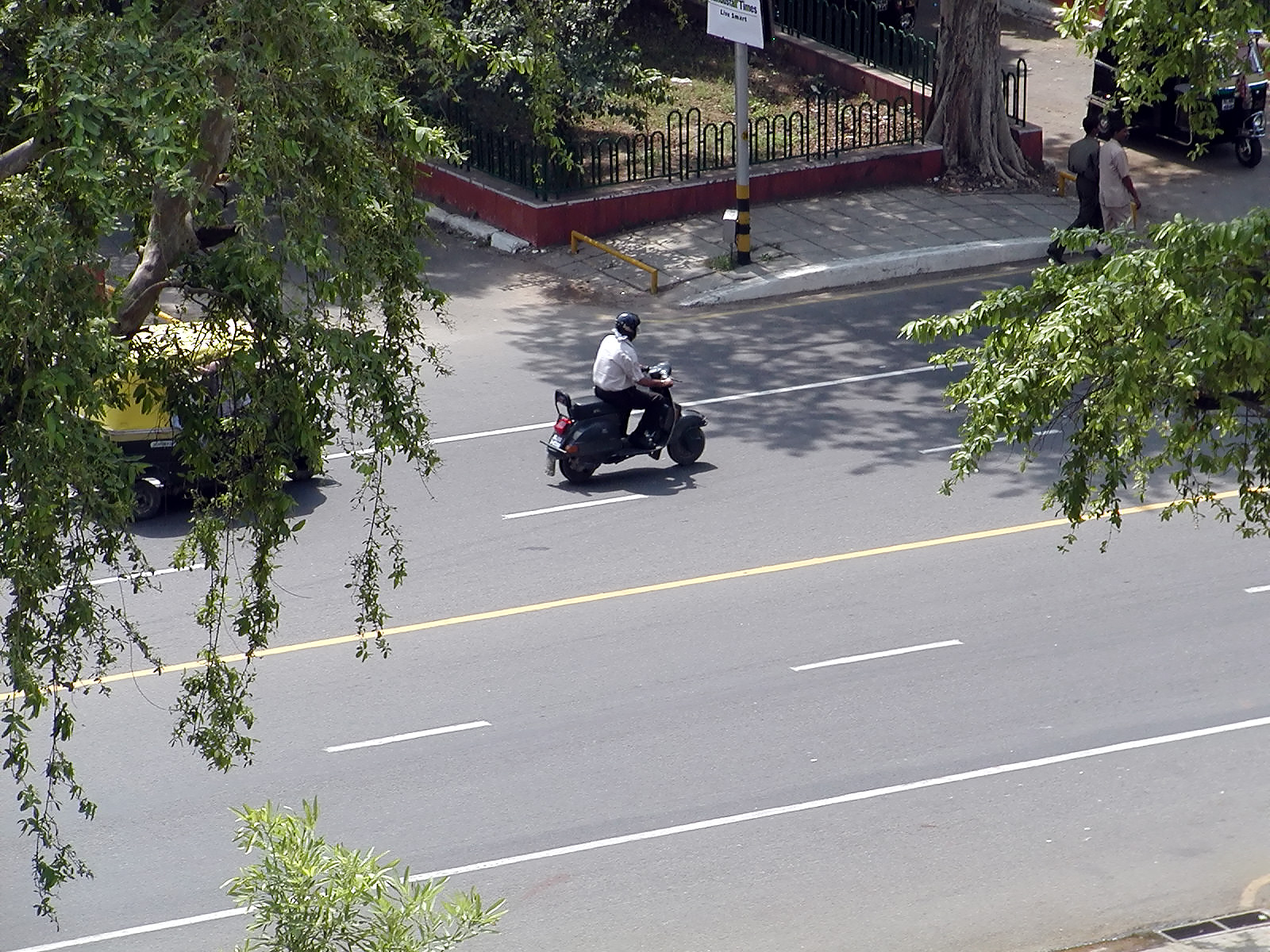 13-Jun-2001 10:22 - New Delhi - Scooter on Jan Path