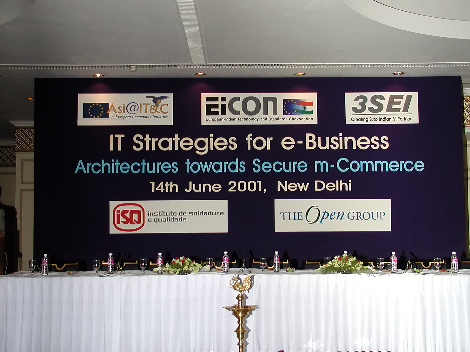 14-Jun-2001 09:10 - New Delhi - Podium backdrop