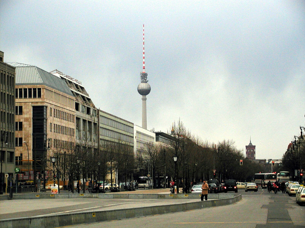 Unter den Linden - looking towards the Fernseturm