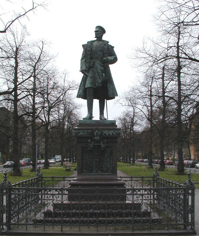 Statue in Schloss Stra�e