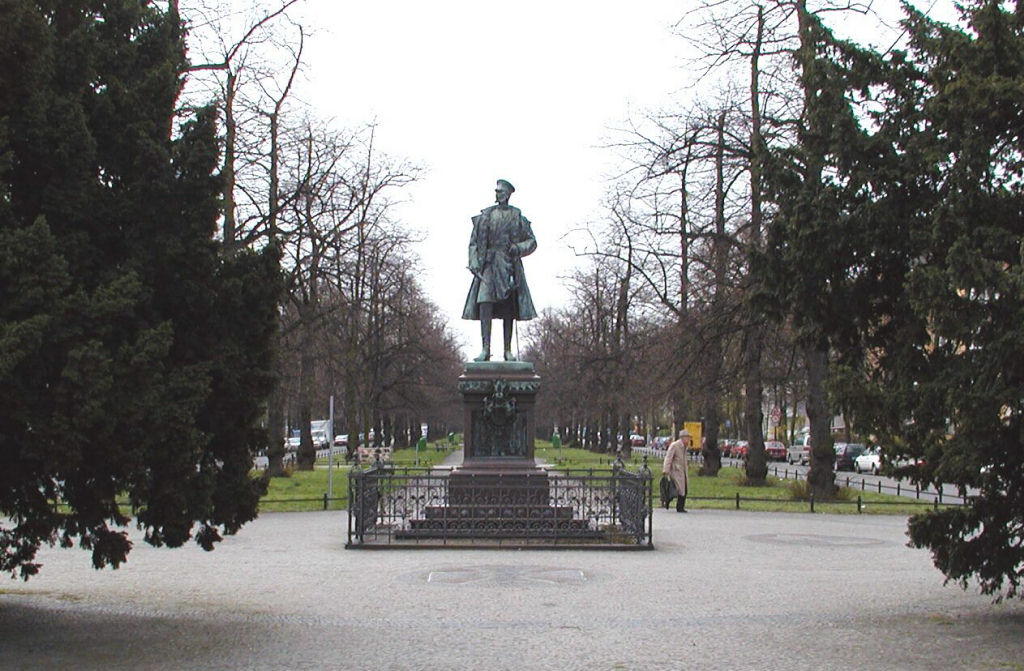 Statue in Schloss Stra�e