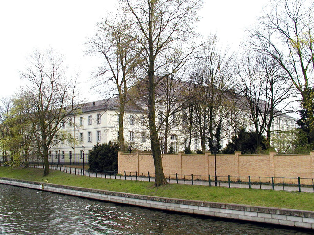 Boat trip - Rear of the Schloss Bellevue