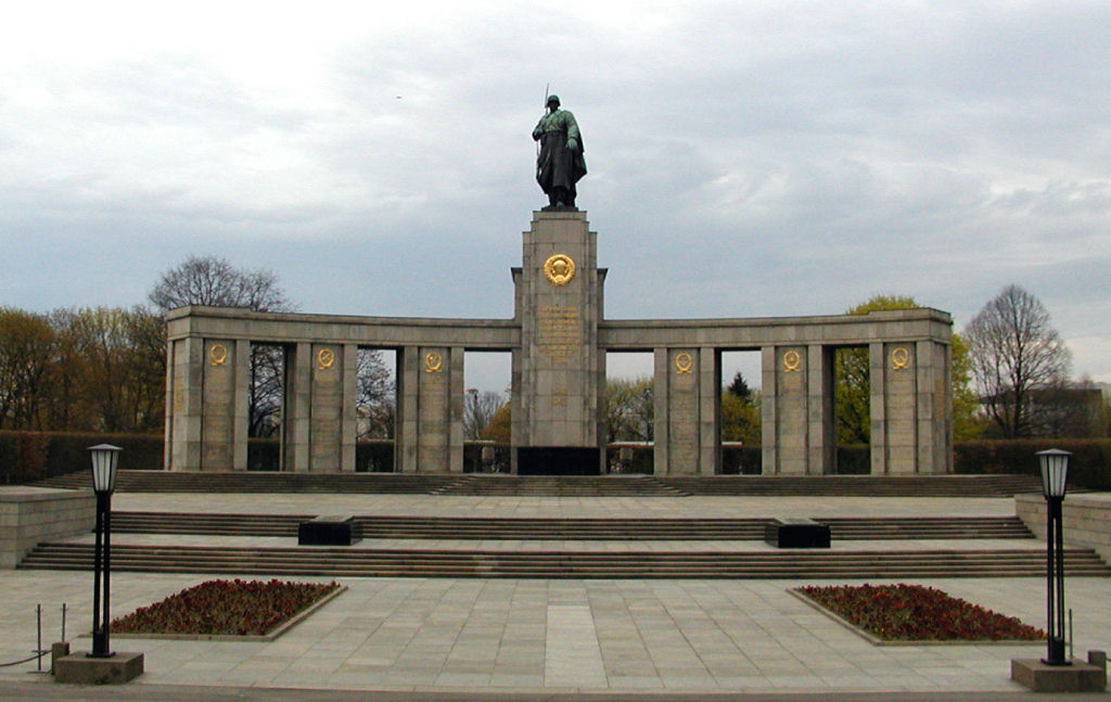 Sowjetisched Ehrenmal - Monument to Russian Soldiers