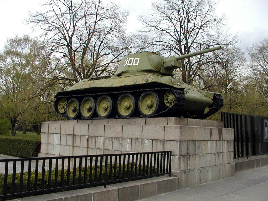 Sowjetisches Ehrenmal - WWII Tank