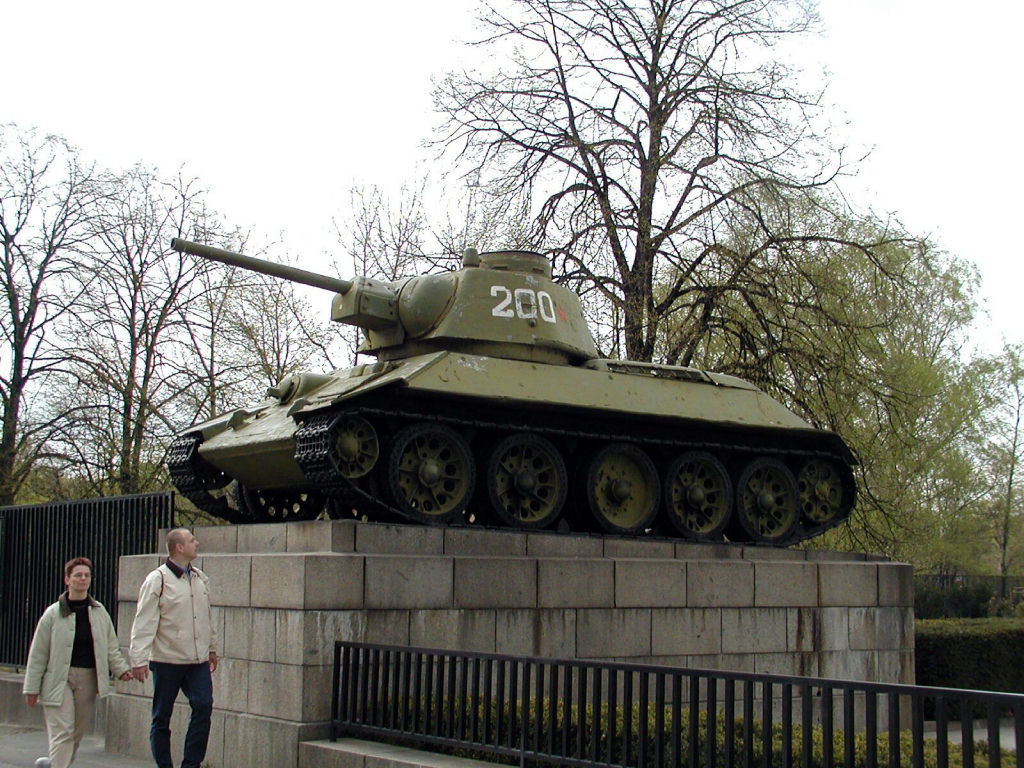 Sowjetisches Ehrenmal - WWII Tank