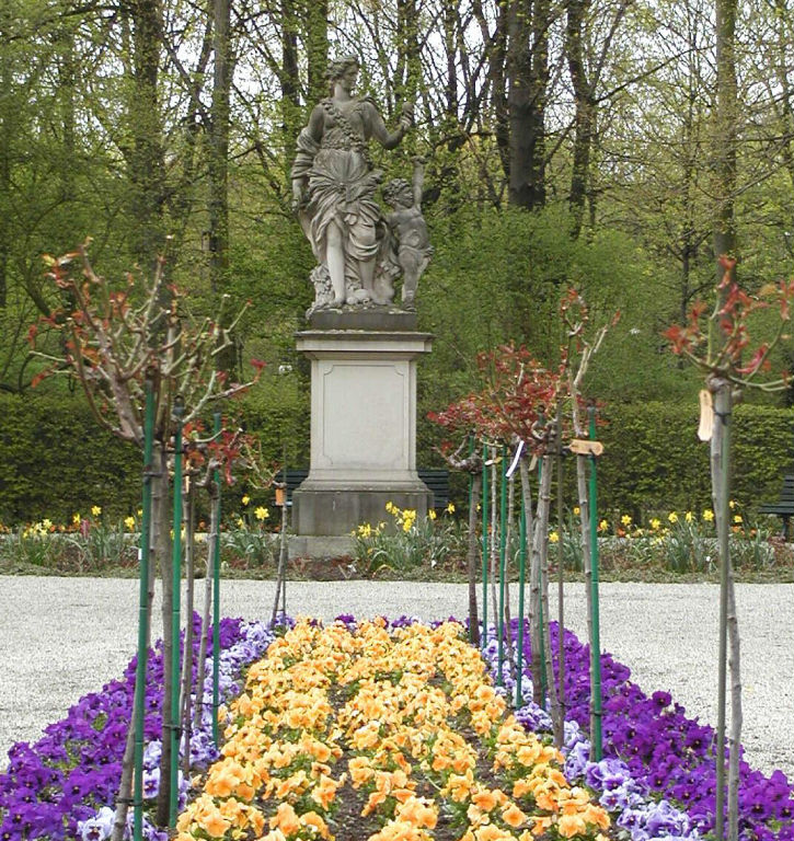 Tiergarten - Flower bed and statue