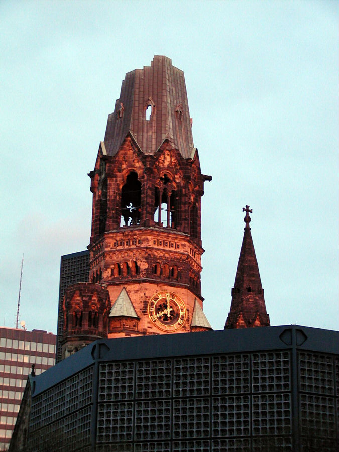Kaiser-Wilhelm-Gedächsnskirche in the setting sun