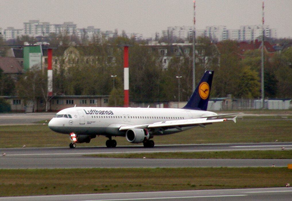 Tegel Airport - Lufthansa landing