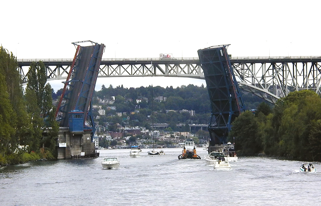 28-Jul-2000
Seattle - Lake Washington Ship Canal
Fremont bridge in the up position, with Aurora Bridge in background