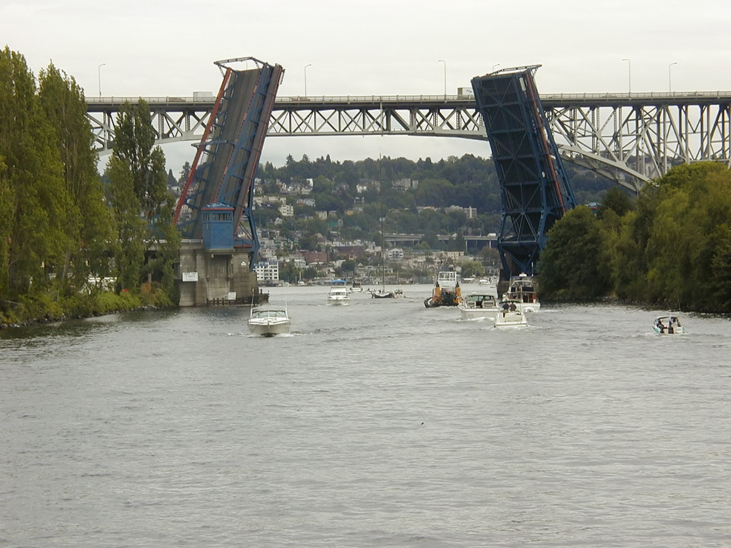 28-Jul-2000
Seattle - Lake Washington Ship Canal
Fremont bridge in the up position, with Aurora Bridge in background