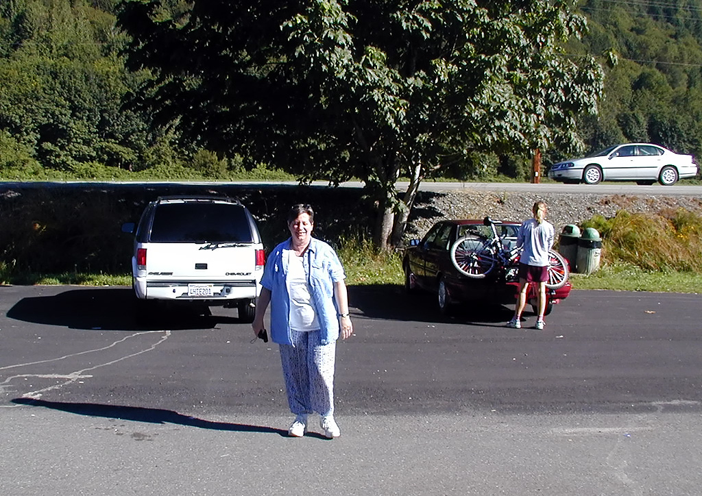 29-Jul-2000
US2 near Marblemount, WA
Sue in the car park alongside the Skagit River
