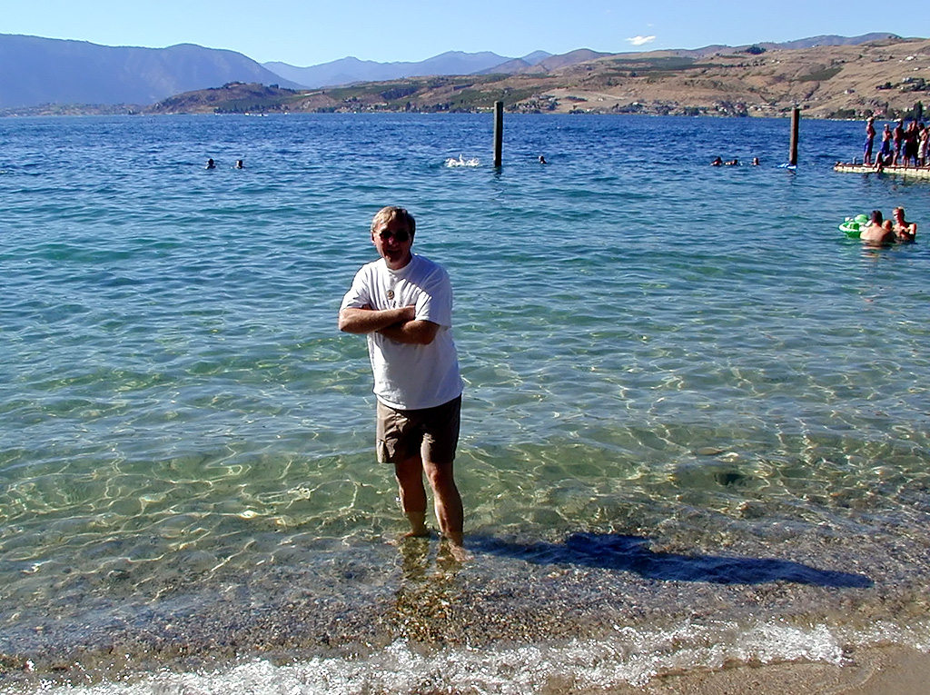 29-Jul-2000
Lake Chelan, WA
Lakeside Park - Mike paddling in the lake