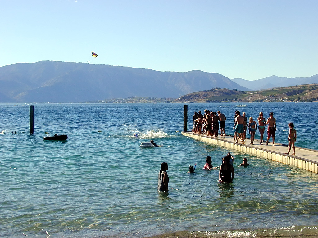 29-Jul-2000
Lake Chelan, WA
Lakeside Park - The beach and parascender