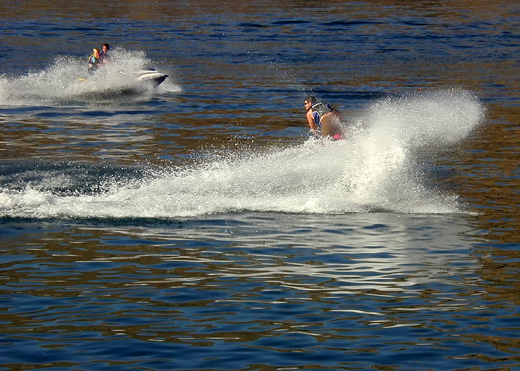 30-Jul-2000
Lake Chelan, WA
Jetskis crossing the wake of the boat