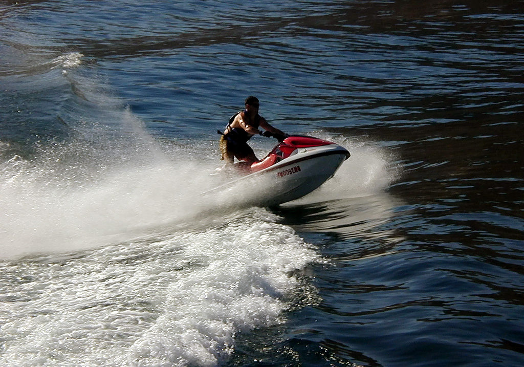 30-Jul-2000
Lake Chelan, WA
Jetskis crossing the wake of the boat