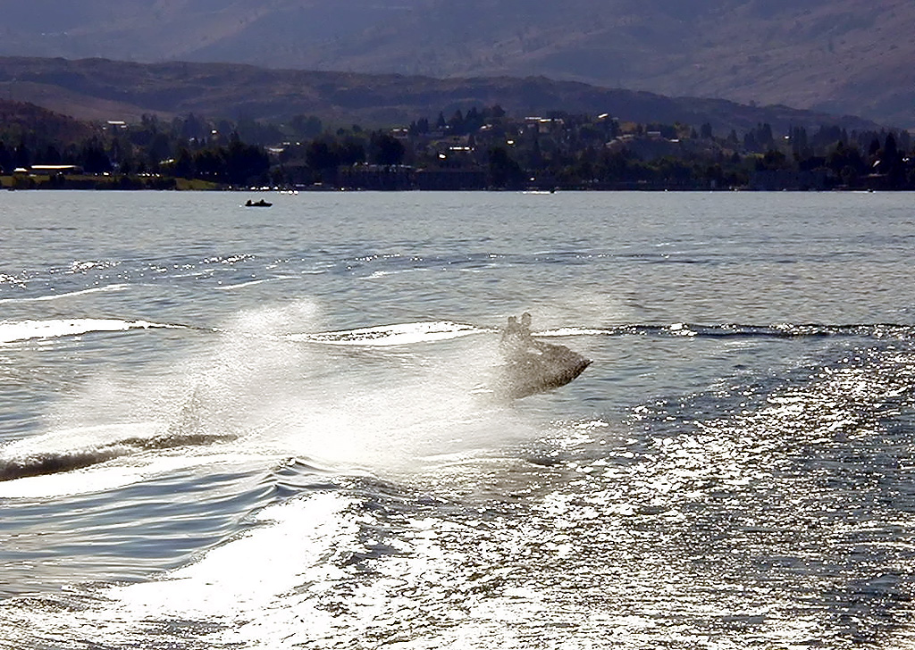 30-Jul-2000
Lake Chelan, WA
Jetskis crossing the wake of the boat
